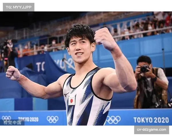 美国马龙单杠领奖台与桥本大辉握手，展现竞技友谊